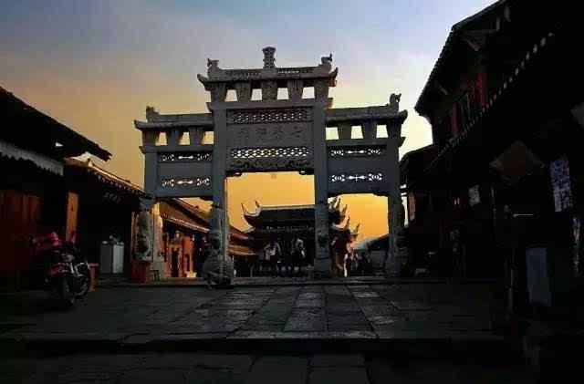 男人突然有一些反常行为，比如他突然不敢正面看你是什么原因?